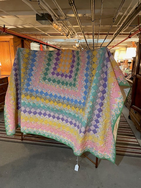 Handmade Quilt – Early 1900s Patchwork Bedspread with Hand-Stitched Design