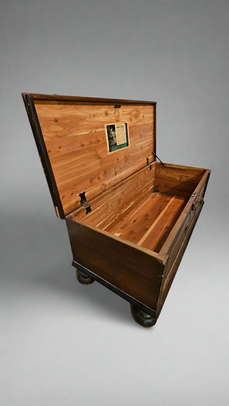 Storage Trunk – Roos Cedar Antique Chest with Key