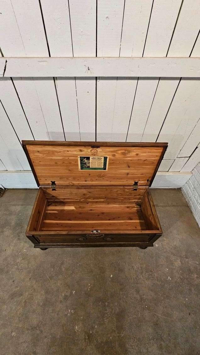 Storage Trunk – Roos Cedar Antique Chest with Key