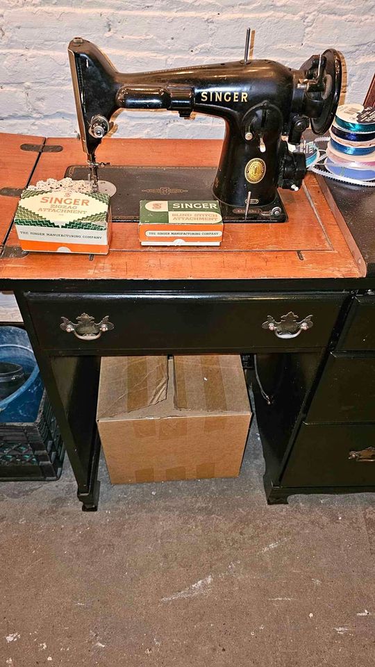 SEWING MACHINE SINGER 201 IN CABINET