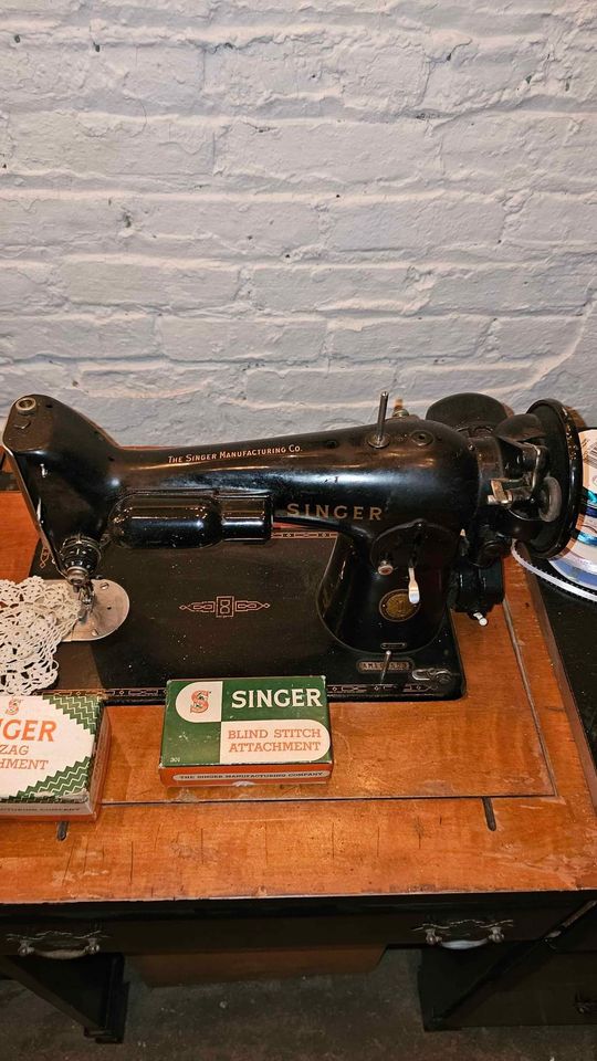 SEWING MACHINE SINGER 201 IN CABINET