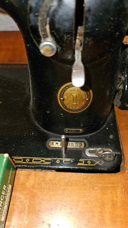 SEWING MACHINE SINGER 201 IN CABINET