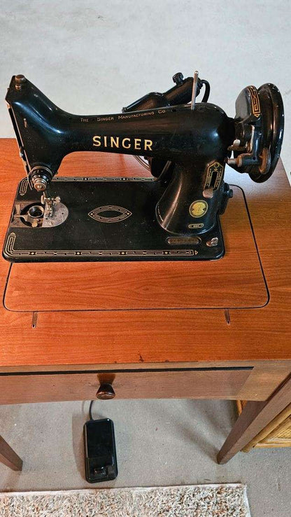 Singer 1929 Sewing Machine with Storage Table