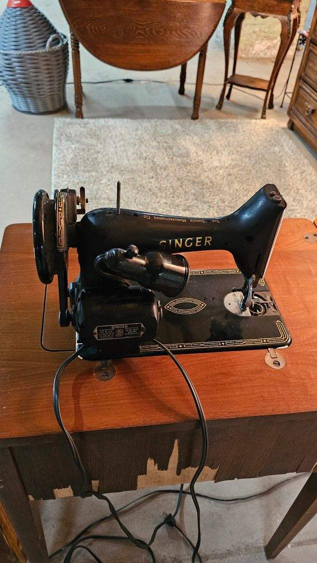 Singer 1929 Sewing Machine with Storage Table